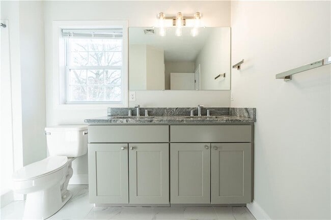 Building Photo - 100 Brentwood Ave