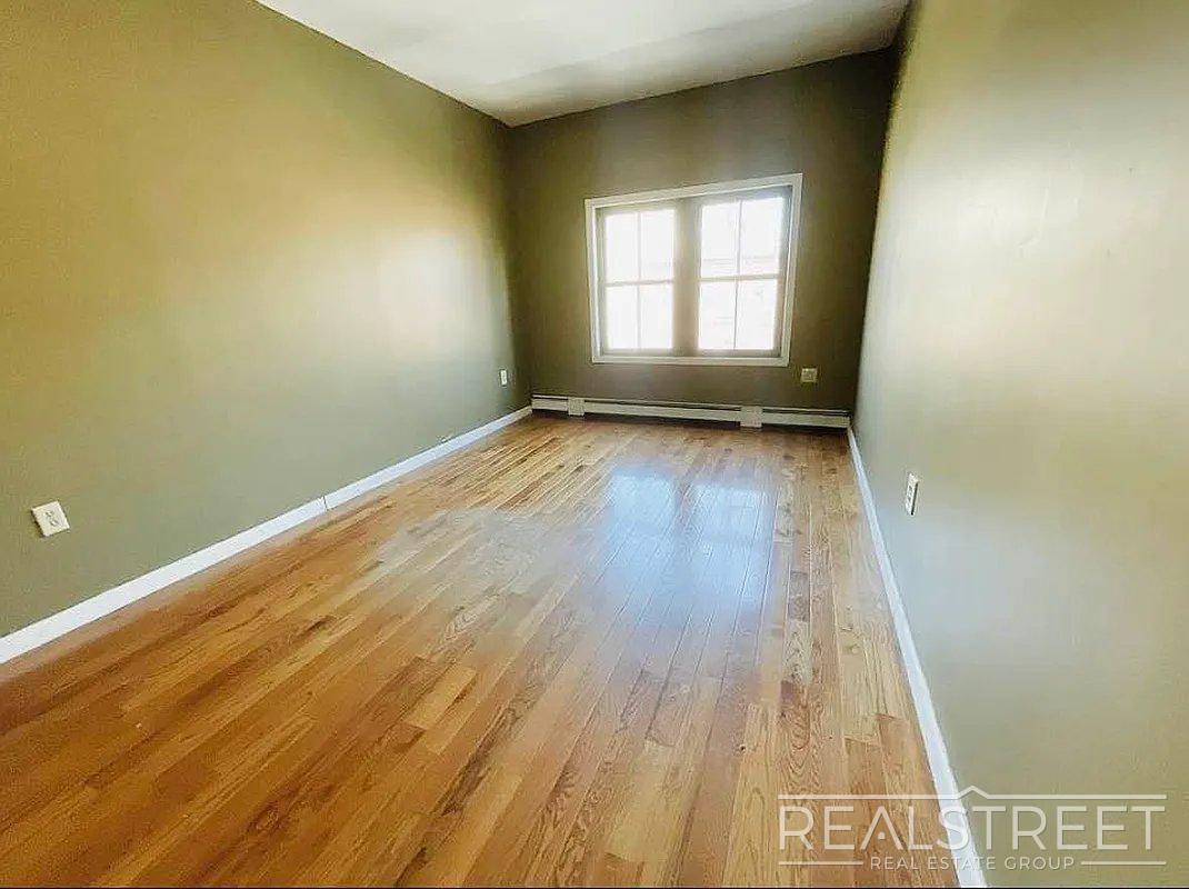 Building Photo - Stunning 1,600 SF Gut-Renovated Duplex Pen...