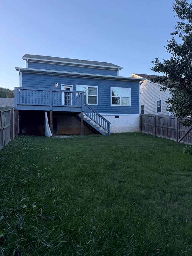 Building Photo - Spacious & Convenient!