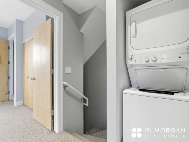 Building Photo - 2 Bedroom, 2 Bathroom Townhouse - Available Immediately