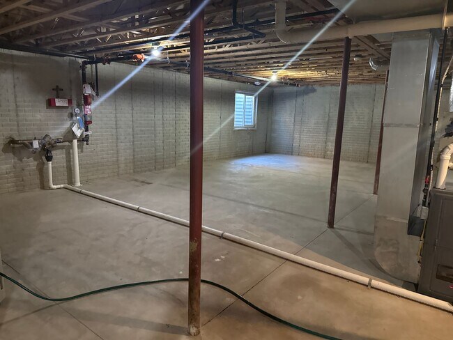 Building Photo - Newly renovated west side duplex with full basement!