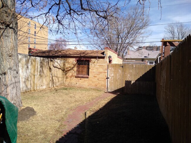 Building Photo - Alamo Placita Adorable 3 Bed 2 Bath Bungalow w/ CACH, Garage, Fenced Yard & More