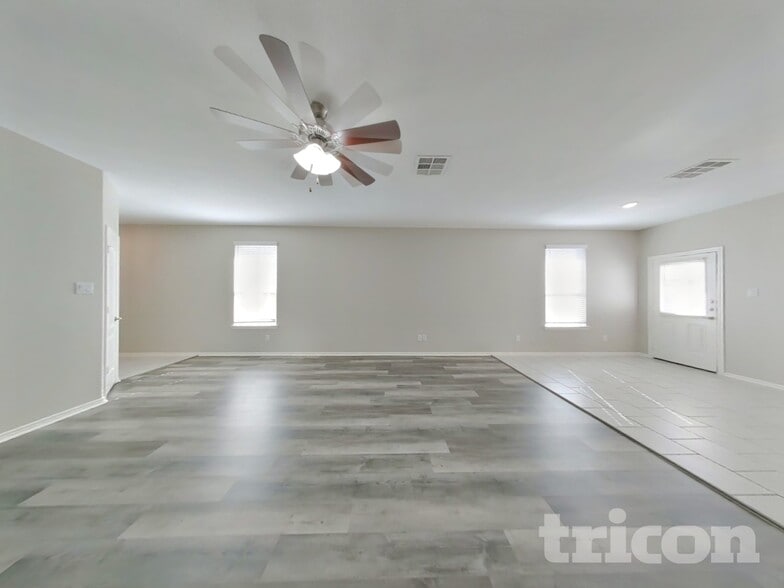 Building Photo - 20010 Northpark Oak Ln