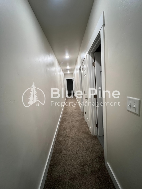 Building Photo - 323 Gladstone St