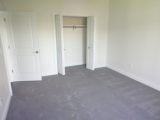 Building Photo - 10 Franklin Ave