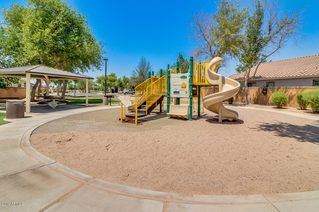 Building Photo - 433 E Jasper Dr
