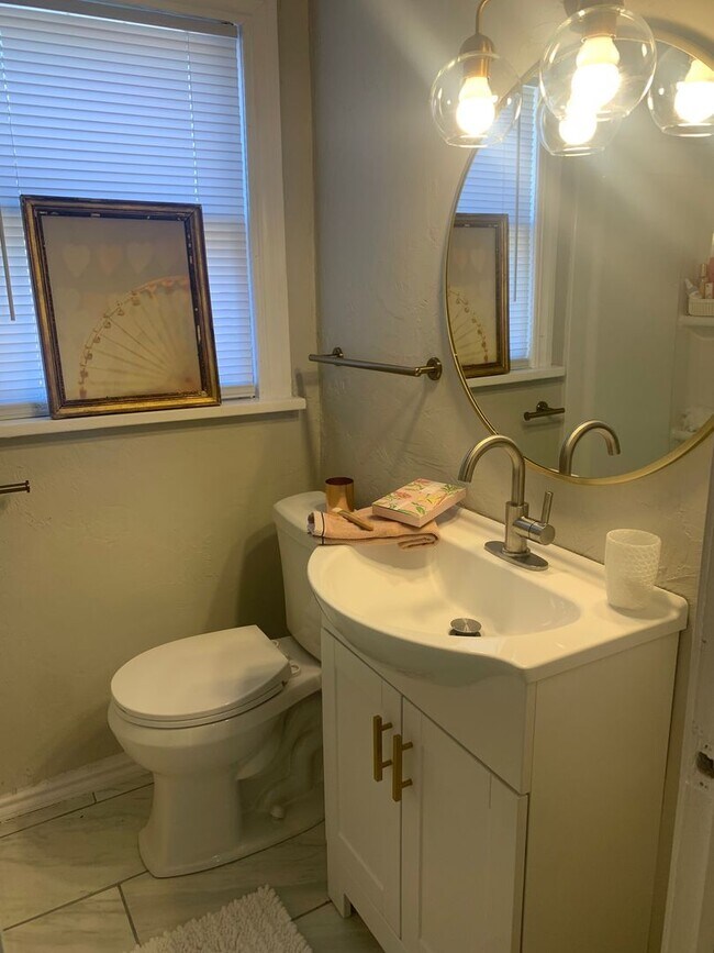 Building Photo - Studio Apartment in Jefferson Park