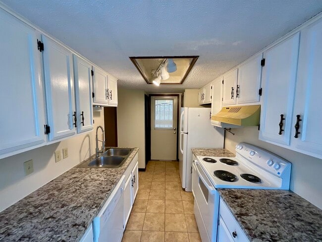 Building Photo - 1411 Hi Cir N
