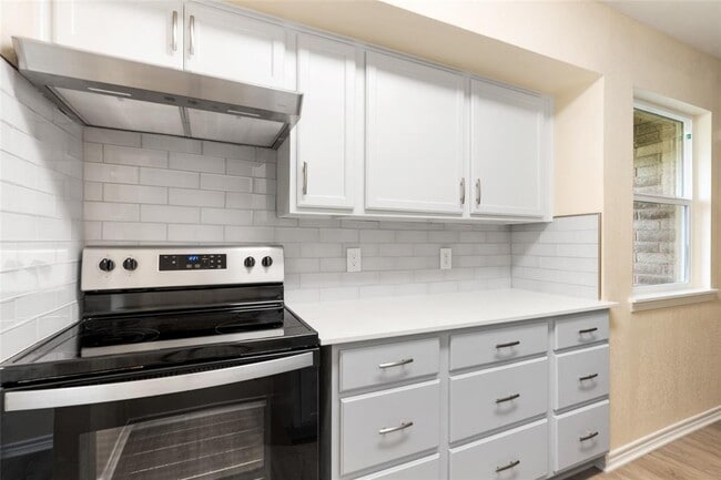 Building Photo - 6903 Woodhue Dr