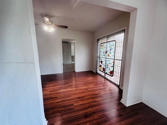Building Photo - 311 SW 49th Ave