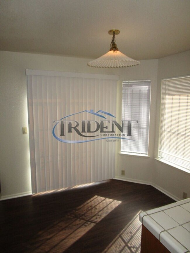 Building Photo - Large 4 bedroom, 3 bath house located on a large lot