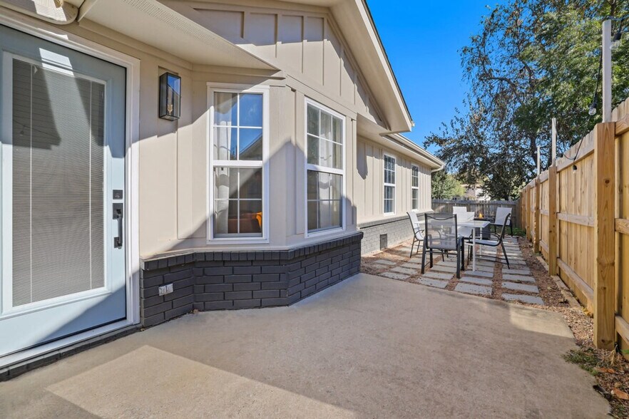 Building Photo - 809 Southeast East Court-SI ID1221898P