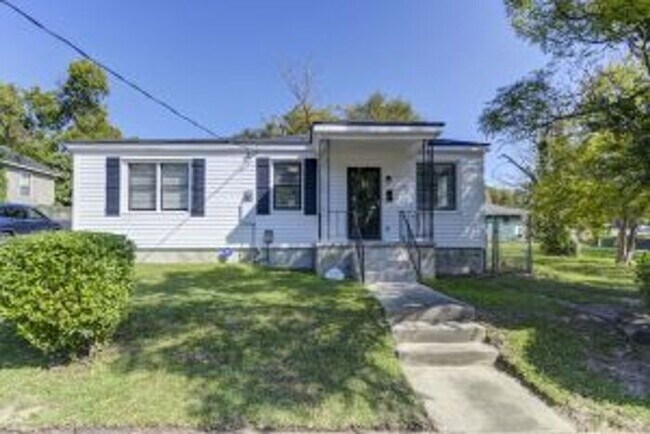 Primary Photo - 2229 Chestnut St