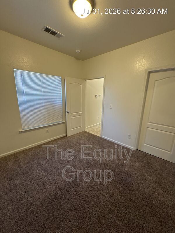 Building Photo - 2423 W Sunnyside Ave