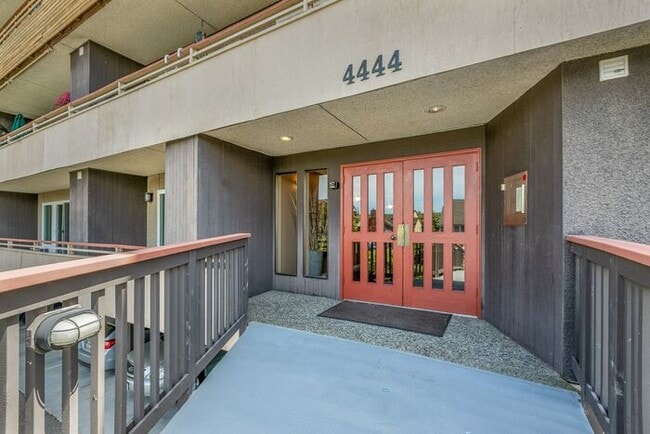 Building Photo - Large Freshly Remodeled and AIR CONDITIONE...