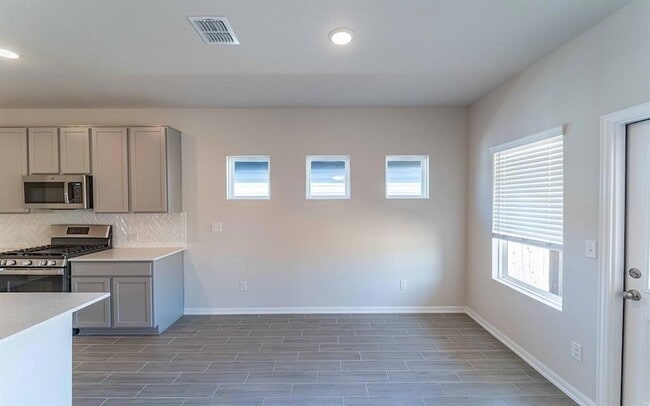 Building Photo - 141 Yellowstone Dr