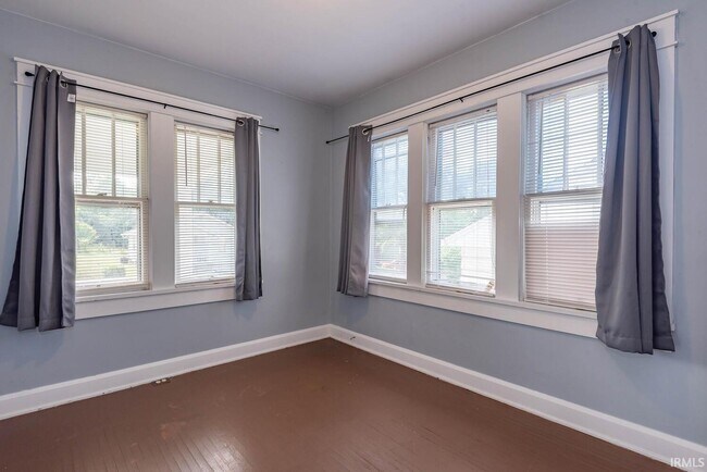 Building Photo - 204 N Clark St