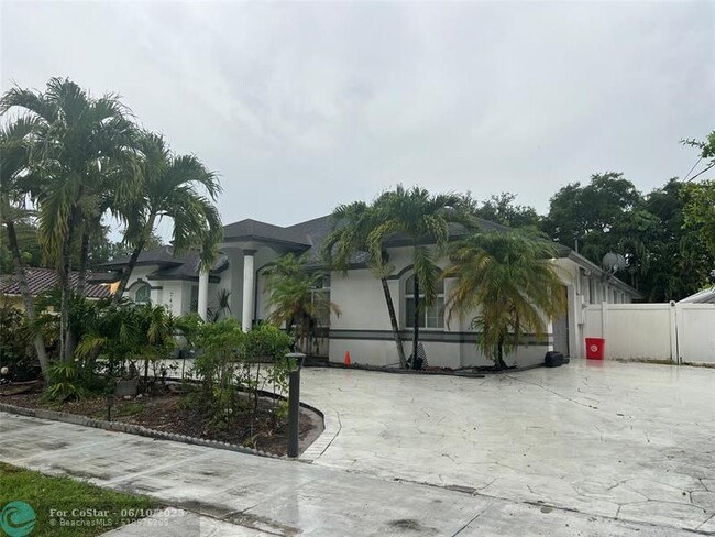 Building Photo - 7400 SW 37 Ct