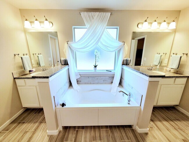 Building Photo - FULLY FURNISHED! Stunning 3/2/2