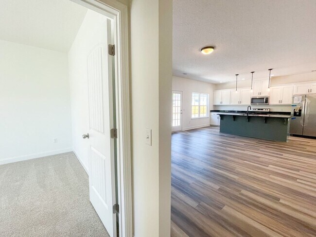 Building Photo - 549 Meloney Dr