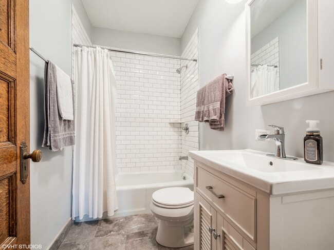 Building Photo - 2800 N Pine Grove Ave