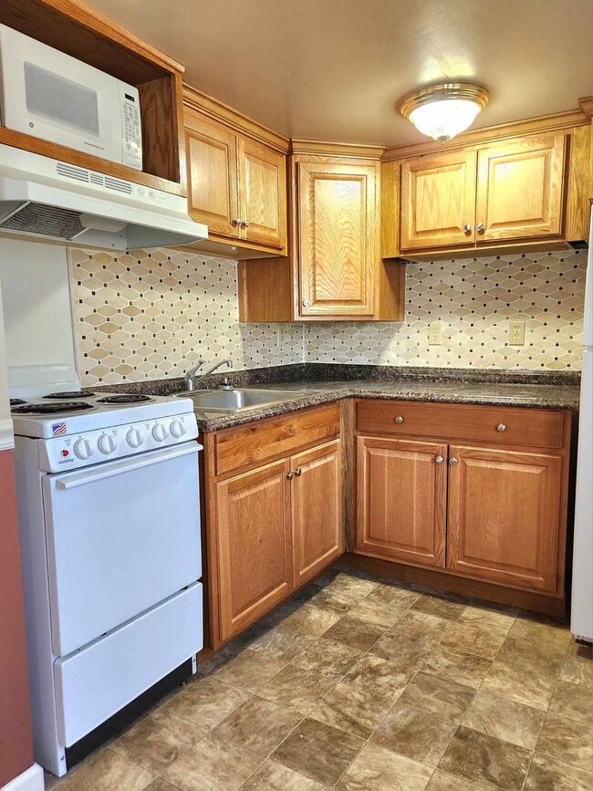 Building Photo - Adorable upstairs apartment