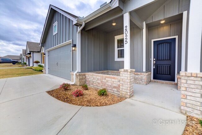 Building Photo - Move In Special! Relax In The Comfort of a...