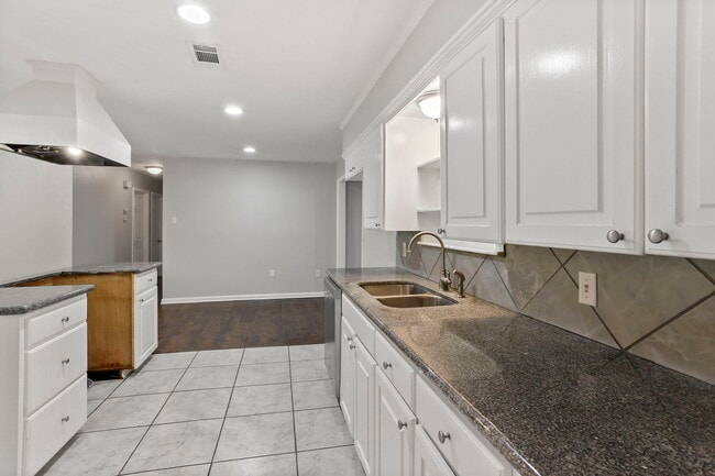 Building Photo - 9644 Meadowdale Dr