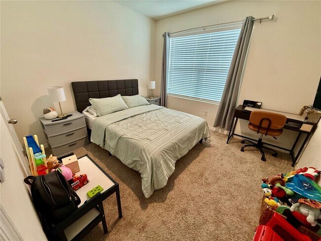 Building Photo - 512 Lily Ln