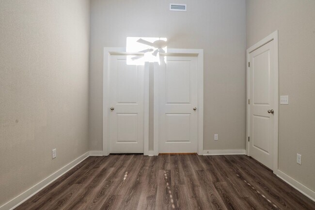 Building Photo - 2 Bedroom 2 Bath home located in Fayetteville!