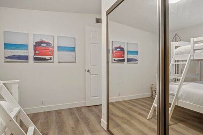 Building Photo - Furnished Home Available Now!