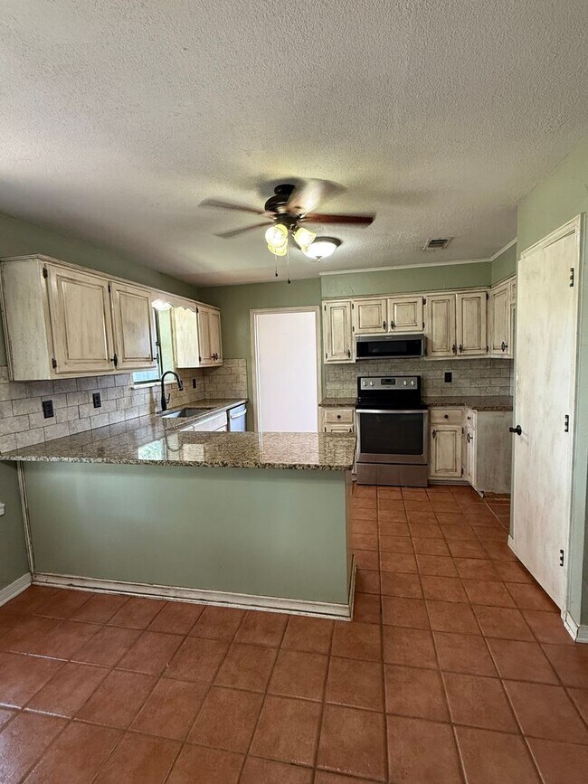 Building Photo - 3 Bedroom in Hallsville
