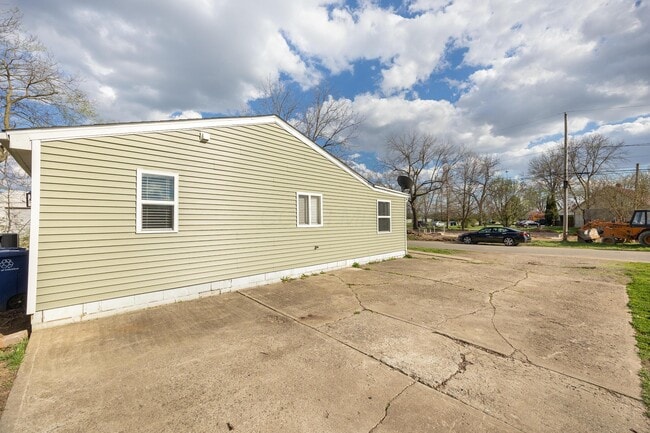 Building Photo - 1810 Tanis Dr