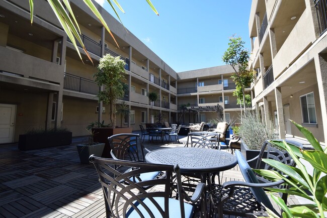 Building Photo - 7851 Ventura Canyon Ave