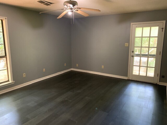 Building Photo - Large secluded 4 bedroom/2 bath in Blude Ridge Estates