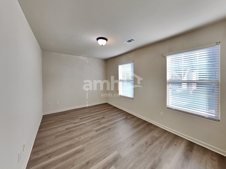 Building Photo - 4025 Clay Ct SE