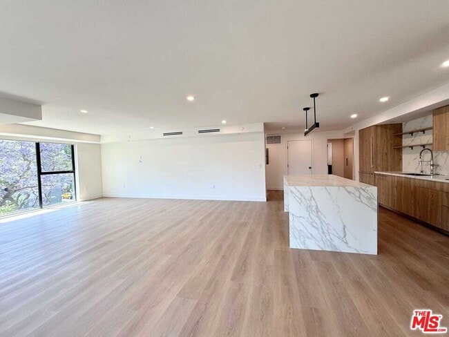 Building Photo - 350 N Palm Dr