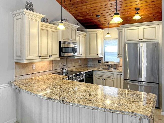 Building Photo - PEACEFUL WOODED RETREAT IN ASPENWOOD AT GRENELEFE!