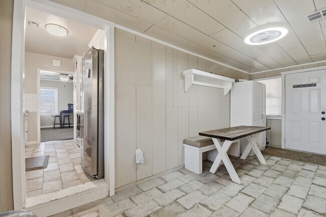 Building Photo - Spacious Home near I-244