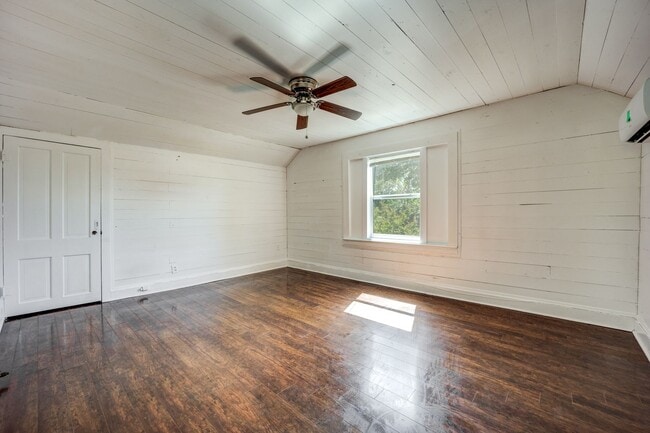 Building Photo - Freshly Updated 3 Bedroom Home