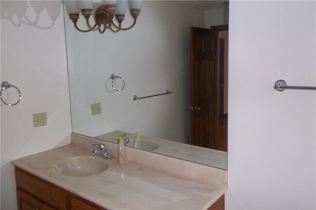 Building Photo - 213 Narrow Ln
