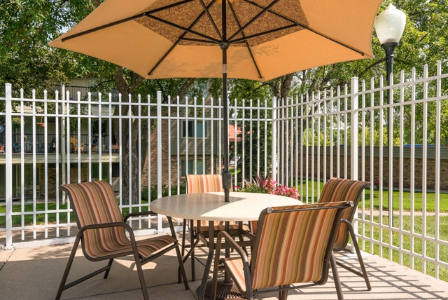 Building Photo - Royal Oaks Apartments