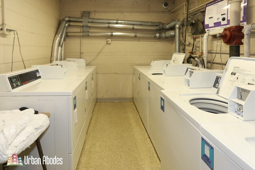 Building Photo - 456 W Barry Ave