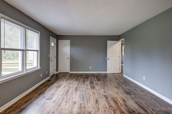Building Photo - Newly Renovated 3 Bedroom Rental in Johnso...