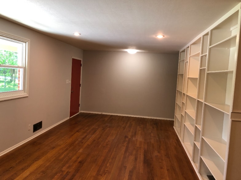 Building Photo - 1104 Lynmoor Dr NE