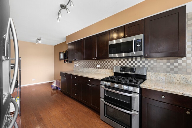 Building Photo - 1233 S Parkside Dr