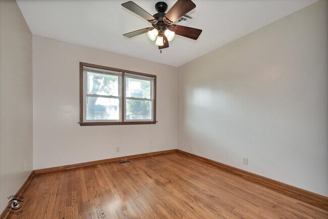 Building Photo - 644 S Calumet Ave