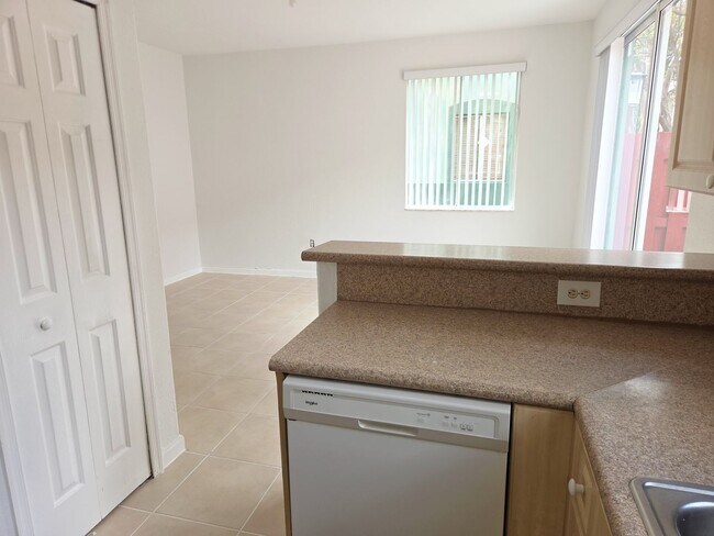 Building Photo - 3 Bedroom / 3 Bathroom Townhouse in Keys Cove Gated Community