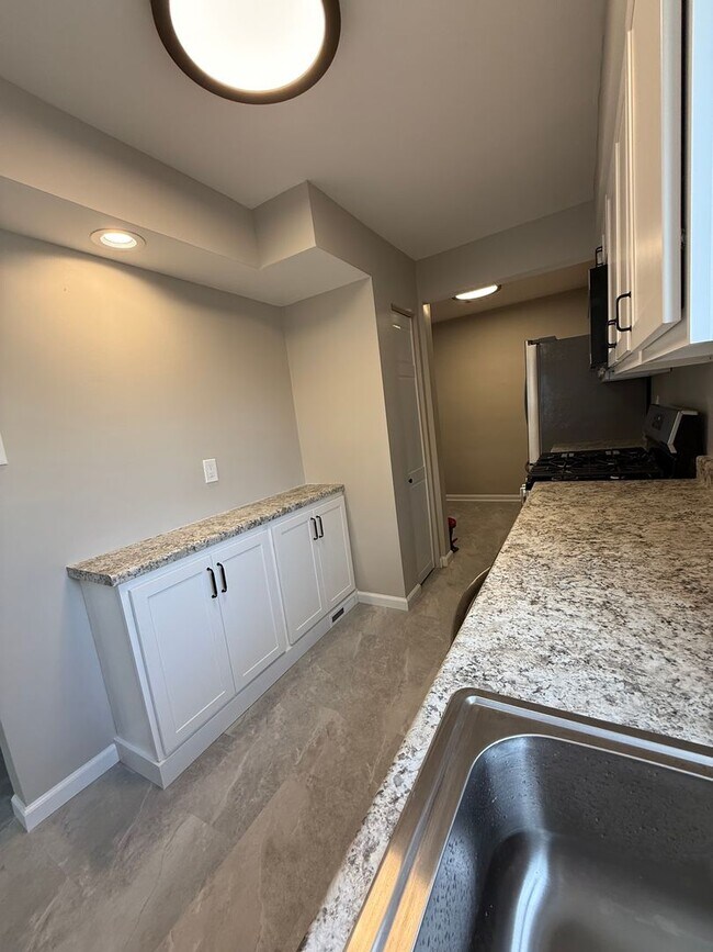 Building Photo - Private Charming Home!