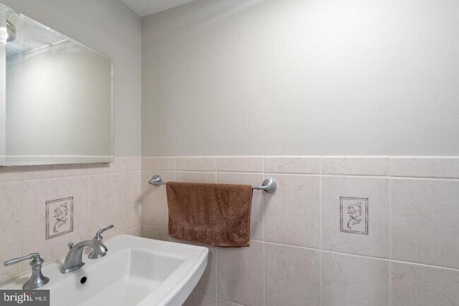 Building Photo - 5106 25th Pl N